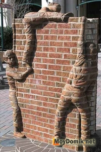 Строительство кирпичного дома своими руками - креативная стена