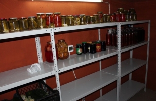 Стелажи в погребе, утепленные стены зашиты гипсокартоном и покрашены